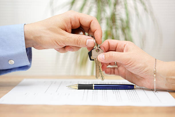 real estate agent gives house keys to his client after signing contract, why put property in a trust