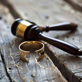 a broken wedding ring next to a judge's gavel divorce trends