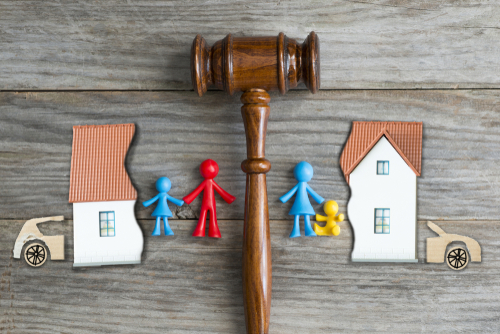 Divorced family deciding how to share the properties and the kids custody
